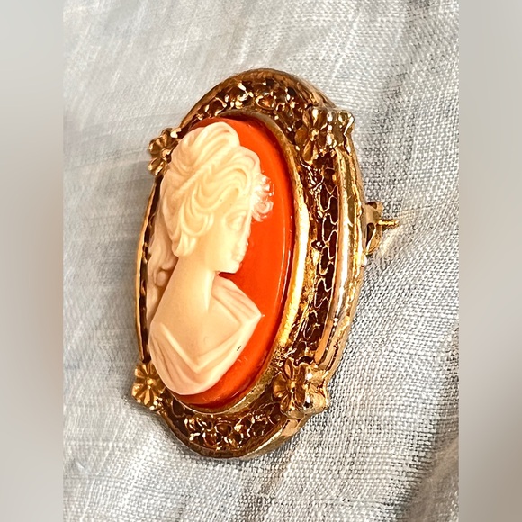 Vintage Hand Carved Shell Cameo 1.5" Brooch Pendant 10.5g Italian Heirloom - Picture 2 of 8